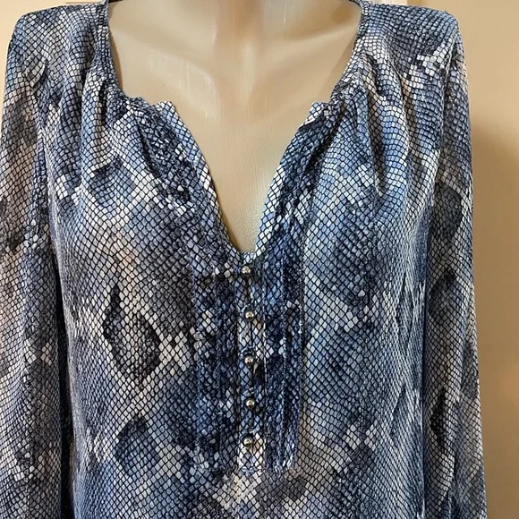 White House Black Market Blue reptile/metallic thread print Blouse, size 12 - Picture 2 of 11